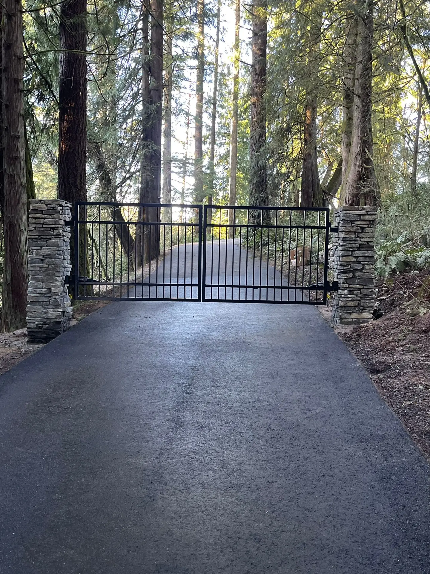 New gate installation in Estacada Oregon including columns pillar AFTER
